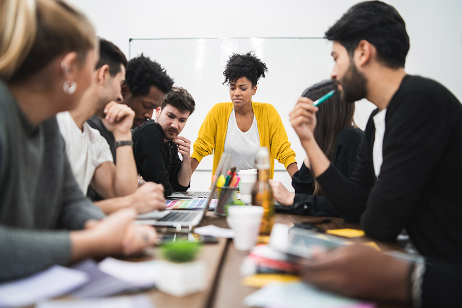 manager-eading-brainstorming-meeting-900px